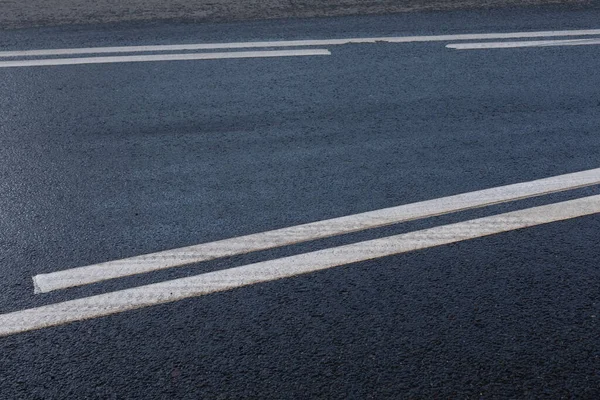 Vägmarkeringar på asfalten. Stoppzon för kollektivtrafik och vit linje — Stockfoto