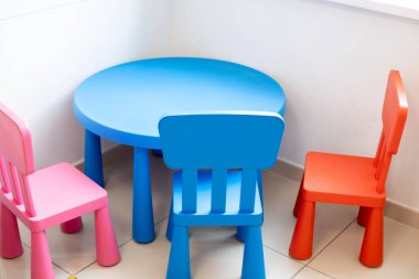 Küçük çocukların boş zamanlarında takıldıkları bir yer. masa ve sandalyeler