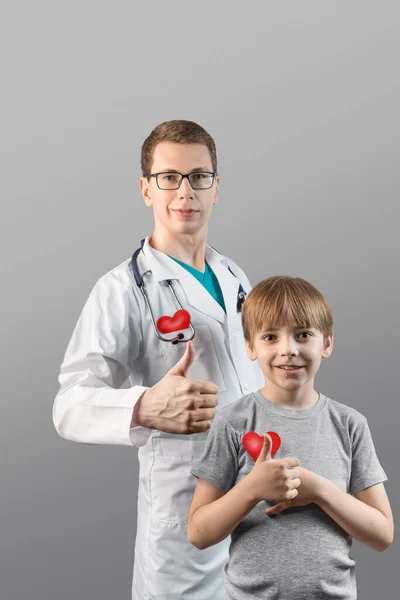 Έννοια της υγείας των παιδιών. πορτρέτο Παιδίατρος και ασθενής σε απομονωμένο φόντο. καρδιολογία, copyspace — Φωτογραφία Αρχείου