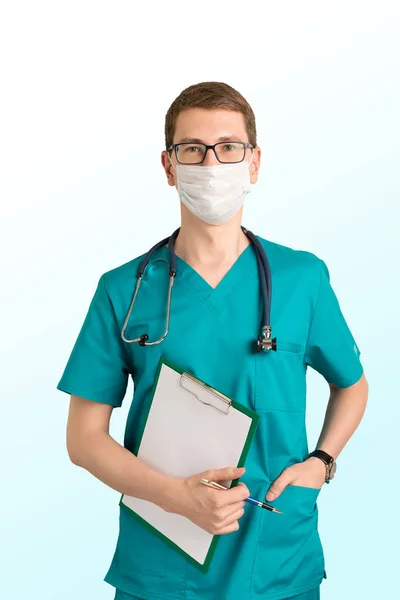 Портрет кавказького лікаря в уніформі з папкою в руці і стетоскопом. білий ізольований фон — стокове фото