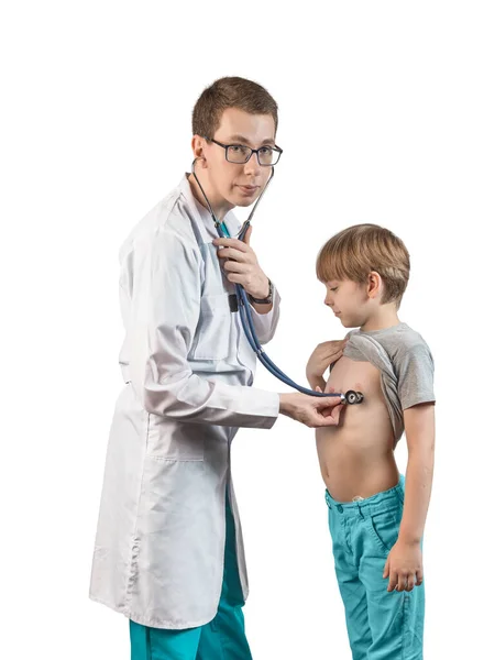 Gyermekorvos megvizsgálja a gyermeket a klinikán, sztetoszkóppal hallgatja a beteg mellkasát, tüdejét és hörgőit. — Stock Fotó