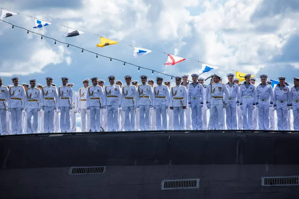 21 Temmuz 2021, Rusya, Kronstadt. Geçit töreninden önce Dmitrov B-806 dizel elektrikli denizaltı mürettebatı.