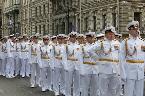 22 de julio de 2021, Rusia, Kronstadt. Marineros con uniformes de gala completa marchan en formación de gala completa en el banquillo del palacio. — Foto de Stock