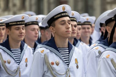 22 Temmuz 2021, Rusya, Kronstadt. Tam teçhizatlı üniformalı denizciler saray duvarında tam teçhizatlı yürüyorlar..