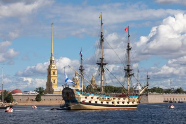 21 Temmuz 2021, Rusya, St. Petersburg. Gemi Müzesi Poltava ve Peter ve Paul Kalesi manzarası.