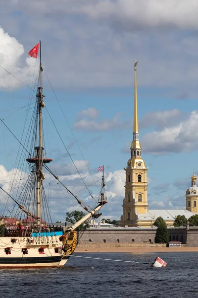 21 de julio de 2021, Rusia, San Petersburgo. vista de la nave-museo Poltava y la fortaleza de Pedro y Pablo. — Foto de Stock