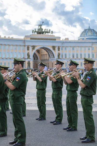 2021年7月21日、ロシア、サンクトペテルブルク。パレードの軍の真鍮バンドのリハーサル7月25日アドミラルテイスカヤ広場 — ストック写真