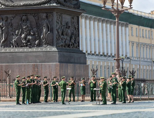 21 de julio de 2021, Rusia, San Petersburgo. Ensayo de la banda militar de bronce del desfile 25 de julio en la Plaza Admiralteiskaya — Foto de Stock
