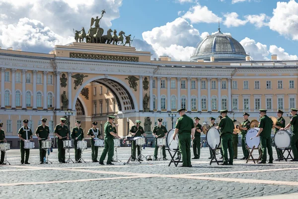 21 липня 2021 року - Росія, Санкт-Петербург. Військовий оркестр ударних інструментів. Морські сили проходять парад 25 липня. — стокове фото