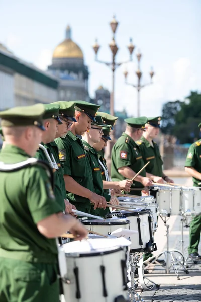 21 de julio de 2021, Rusia, San Petersburgo. orquesta militar de instrumentos de percusión. desfile de las fuerzas navales el 25 de julio — Foto de Stock