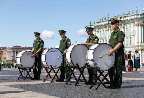 21 de julio de 2021, Rusia, San Petersburgo. orquesta militar de instrumentos de percusión. desfile de las fuerzas navales el 25 de julio — Foto de Stock