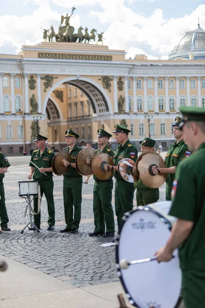 21 de julio de 2021, Rusia, San Petersburgo. orquesta militar de instrumentos de percusión. desfile de las fuerzas navales el 25 de julio — Foto de Stock