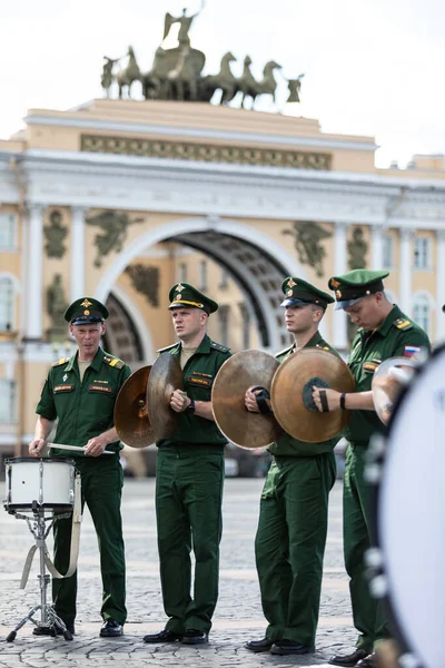2021年7月21日、ロシア、サンクトペテルブルク。打楽器の軍楽団。7月25日の海軍パレード — ストック写真