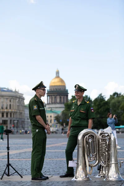 2021年7月21日、ロシア、サンクトペテルブルク。7月25日海軍軍楽隊の軍楽器パレード — ストック写真