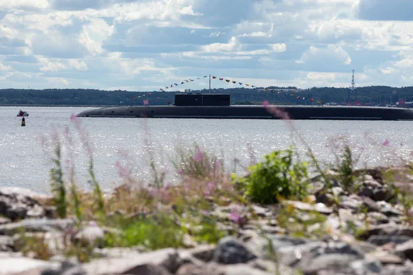 21 июля 2021 года, Россия, Кронштадт. Российская атомная подводная лодка "Князь Владимир" стоит на месте. — стоковое фото