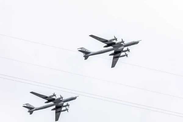 22 июля 2021 года, Россия, Санкт-Петербург. Группа противолодочных военных самолетов Ту-142М — стоковое фото