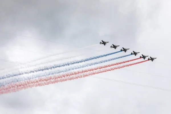 22 июля 2021 года, Россия, Санкт-Петербург. Военные самолеты раскрашивали небо над Невой в цвета российского флага. — стоковое фото