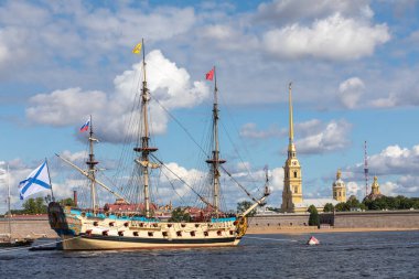 21 Temmuz 2021, Rusya, St. Petersburg. Gemi Müzesi Poltava ve Peter ve Paul Kalesi manzarası.
