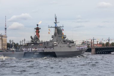 22 Temmuz 2021, Rusya, St. Petersburg. Küçük roket gemisi Odintsovo Neva boyunca yelken açar. Donanma Günü geçidi.