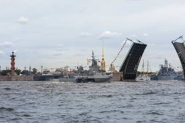 22 июля 2021 года, Россия, Санкт-Петербург. Небольшой ракетный корабль "Одинцово" плывет по Неве. Парад в честь Дня ВМФ. — стоковое фото