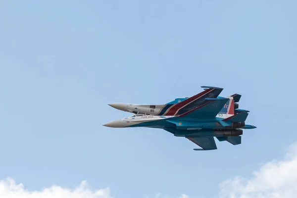 2021. július 25., Oroszország, Zsukovszkij. Egy pár SU-35-ös repülőgép teljesítménye. Repülés aerobic elemekkel. Orosz lovagok — Stock Fotó