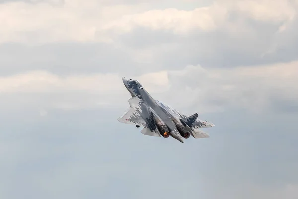 2013 년 10 월 21 일에 확인 함 . Kubinka, Russia. Su-57, T-50 Felon Russian 5 세대 전투기 PAK FA — 스톡 사진