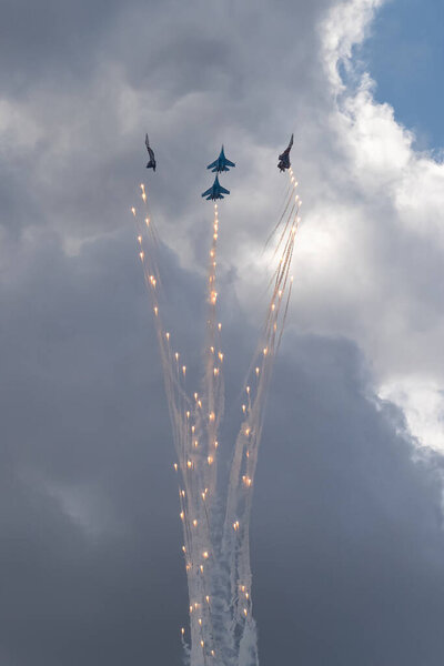 25.07.2021, Россия, Москва. Группа из 4 эстуэров Су-35 стреляет тепловыми ловушками. Пилотажная группа российских спортсменов