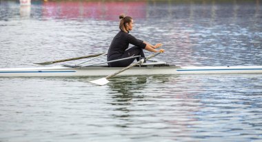12.09.2021, Rusya, Moskova. Kız sporcu kanoda kürek çekiyor. Tek yüzme, su sporları.