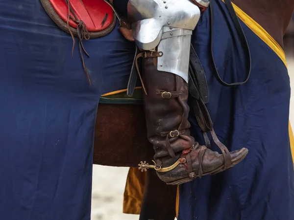 Κοντινό πλάνο του ποδιού αναβάτη με ιστορική πανοπλία πάνω σε άλογο. Παπούτσια με μακριά μύτη, αναβολείς. — Φωτογραφία Αρχείου