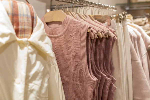 Mağazadan sonbahar kadınlarının giysilerini toplardı. Hafif doğal sıcak kadın kıyafetleri koleksiyonu.. — Stok fotoğraf