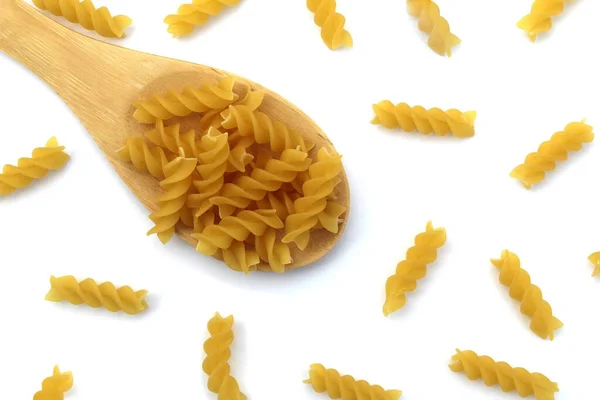 Pasta Form Einer Spirale Liegt Auf Einem Holzlöffel Auf Weißem — Stockfoto