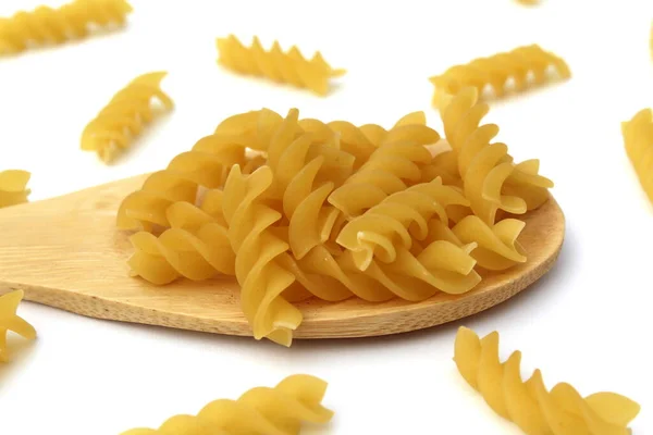 Pasta Form Einer Spirale Liegt Auf Einem Holzlöffel Auf Weißem — Stockfoto