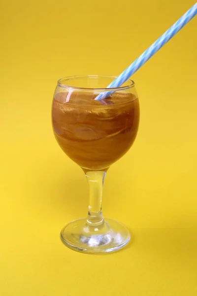 加金光的果汁杯 — 图库照片