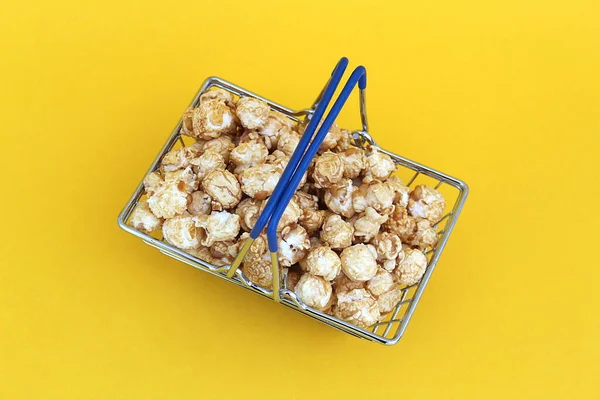 Eisen Kleiner Korb Gefüllt Mit Popcorn Süß Auf Gelbem Hintergrund — Stockfoto