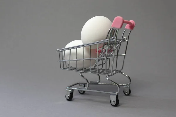 Carrito Compras Decorativo Con Huevos Coloca Sobre Fondo Gris —  Fotos de Stock