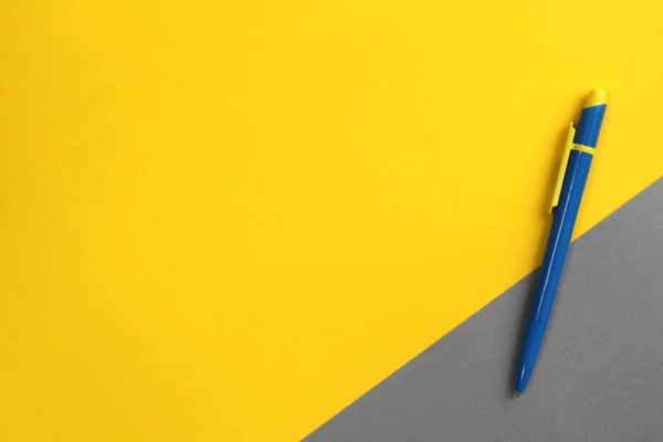 Caneta Azul Para Escrever Mentiras Sobre Cores Amarelas Cinza — Fotografia de Stock