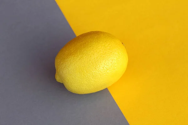 Жовтий Стиглий Лимон Лежить Жовтому Сірому Фоні — стокове фото