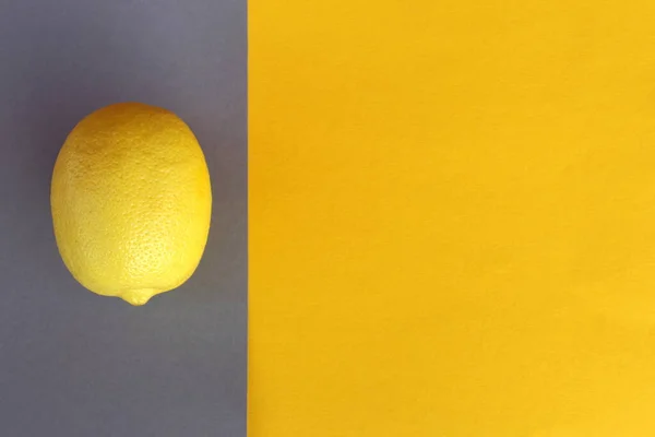 Limone Giallo Trova Uno Sfondo Grigio Con Posto Testo — Foto Stock