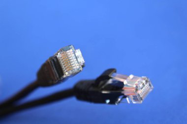 İletişim için siyah buji mavi bir arkaplanda.