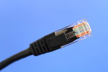 İletişim için siyah buji mavi bir arkaplanda.