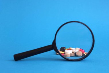 Büyüteçle farklı haplar görünür.