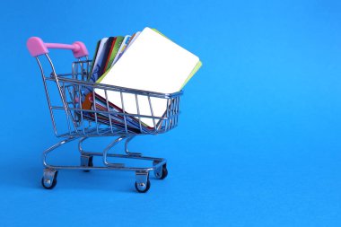 Alışveriş arabasında mesaj için yeri olan bir sürü kredi kartı var.