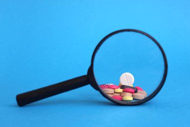 Büyüteçle farklı haplar görünür.