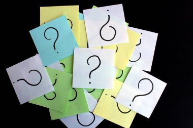 Yığının içine yerleştirilmiş küçük kağıt parçalarına soru işaretleri çizildi