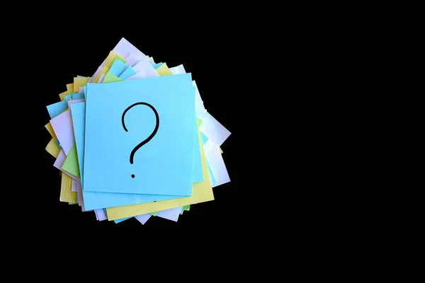 Yığının içine yerleştirilmiş küçük kağıt parçalarına soru işaretleri çizildi