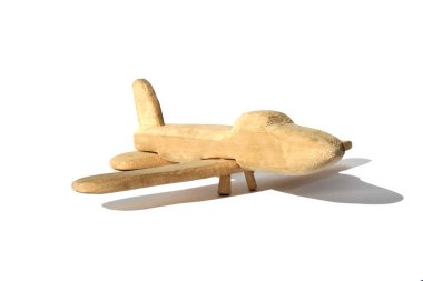 Ev yapımı ahşap uçak beyaz arka planda duruyor.