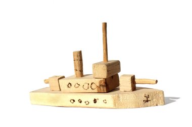 Ev yapımı ahşap gemi beyaz arka planda duruyor.