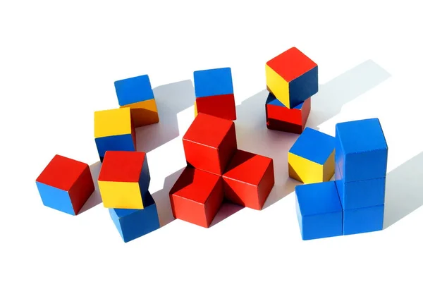 Дитяча Іграшка Яскраві Кубики Лежать Розкидані Білому Тлі — стокове фото