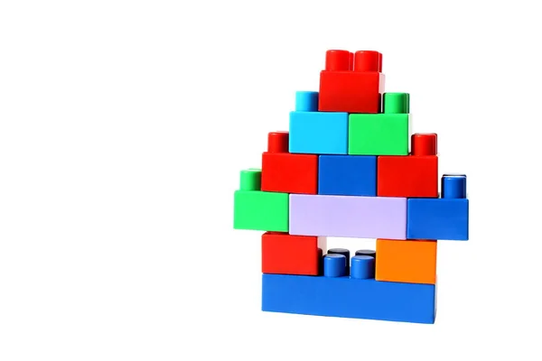 Birbirlerine Yapışmış Parlak Renkli Plastik Küplerden Oluşan Bir Yapı — Stok fotoğraf
