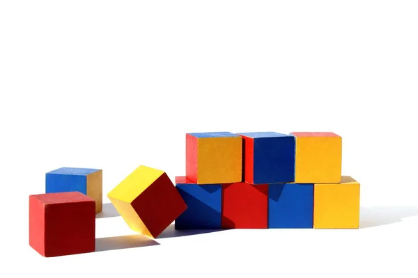 Brinquedos Infantis Cubos Brilhantes Estão Espalhados Fundo Branco — Fotografia de Stock